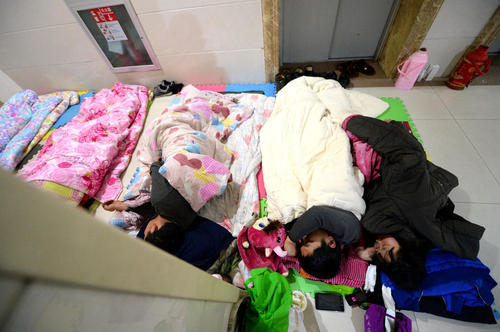 醫(yī)院打地鋪會傷害健康，有了共享陪護床就不用再打地鋪了！